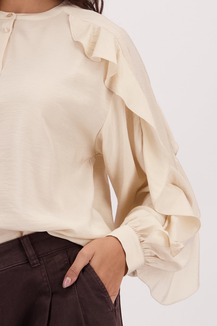 Detail van Beige blouse met rushes door Louise voor Dames