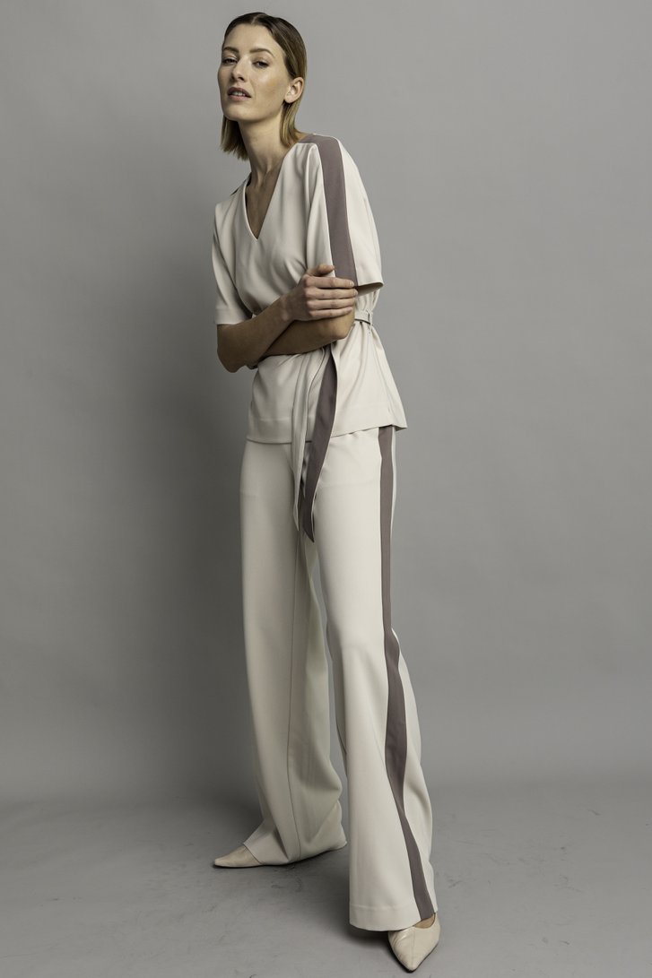 Voorkant van Beige broek met zijstreep door D'Auvry voor Dames