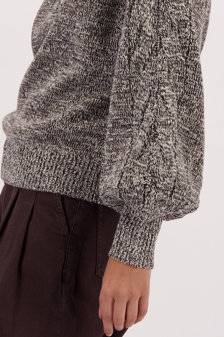 Detail van Beige-bruine trui met ballonmouwen door Louise voor Dames