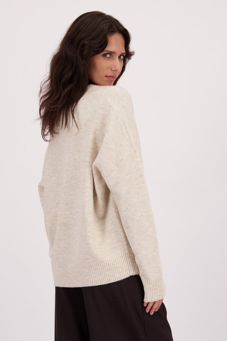 Achterkant van Beige gebreide trui met V-hals door Louise voor Dames