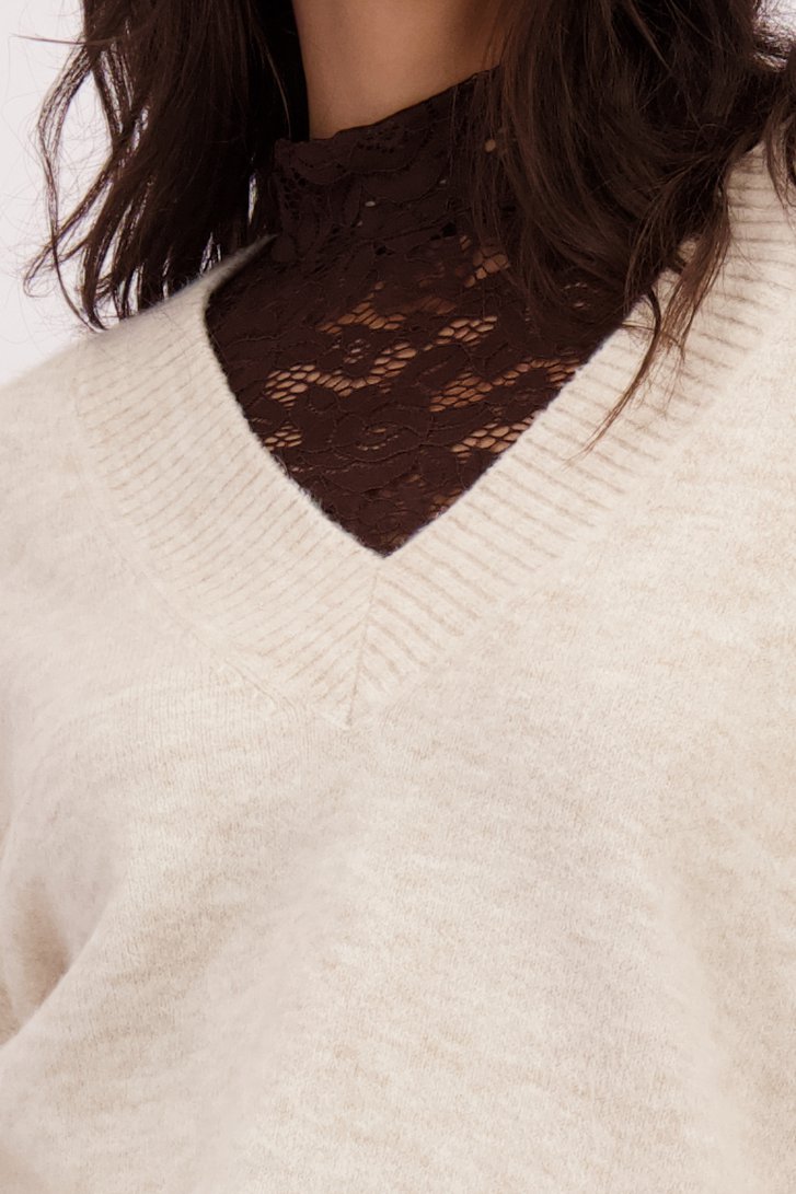 Detail van Beige gebreide trui met V-hals door Louise voor Dames