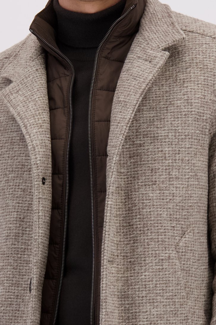 Detail van Beige gemêleerde mantel met gewatteerd inzetstuk door Gate One voor Heren