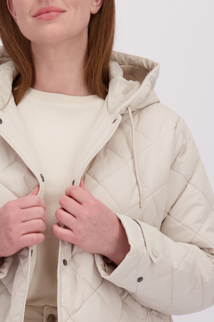 Detail van Beige quilted jas met kap door ONLY Carmakoma voor Dames