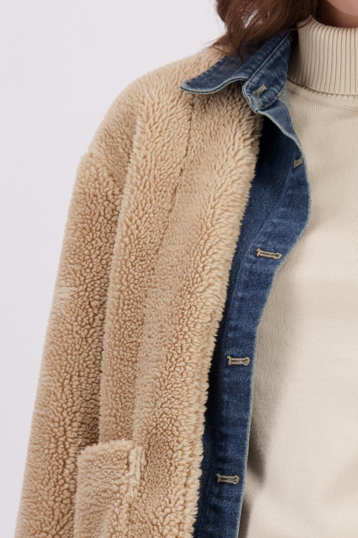 Detail van Beige teddy jas met denim door Geisha voor Dames