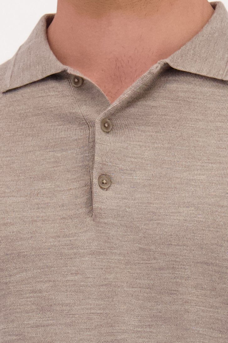 Detail van Beige truitje in merinowol door Upper East voor Heren