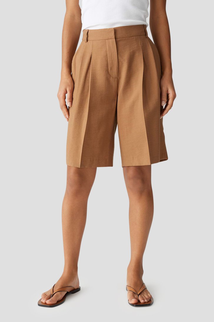 Le devant de Bermuda marron de Opus pour Femmes