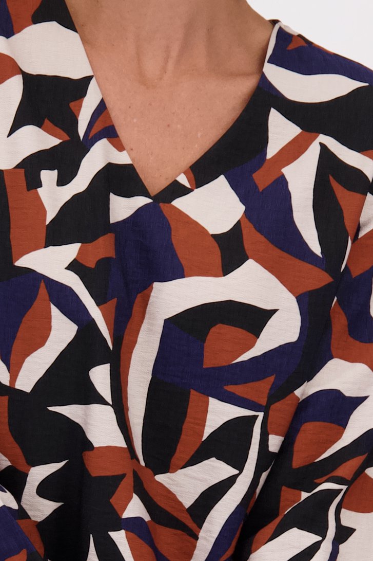 Detail van Blauw-bruine blouse met V-hals door Claude Arielle voor Dames