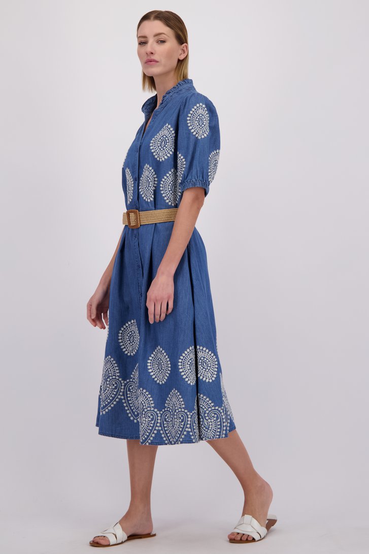 Voorkant van Blauw midi kleedje met geborduurd motief door More & More voor Dames