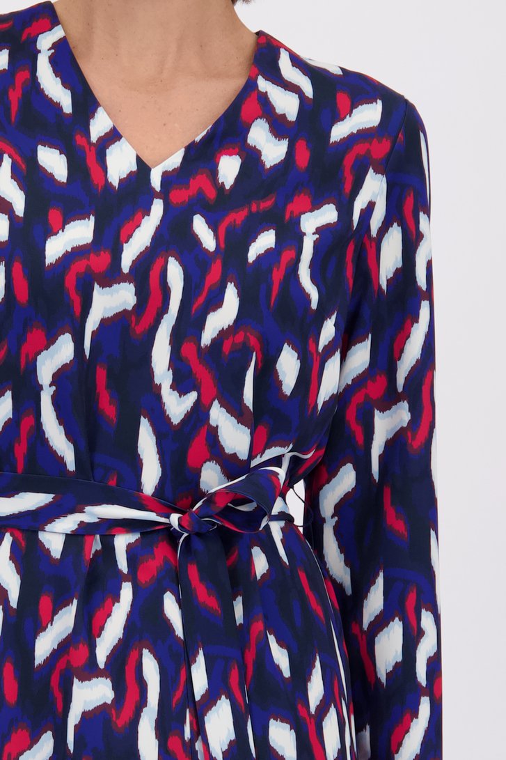 Detail van Blauw-rood kleedje met lange mouwen door Claude Arielle voor Dames