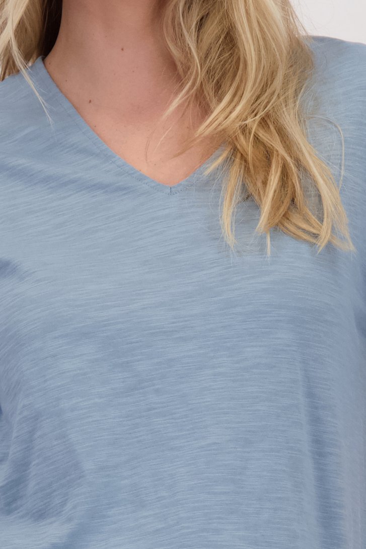 Detail van Blauw T-shirt met V-hals door Libelle voor Dames