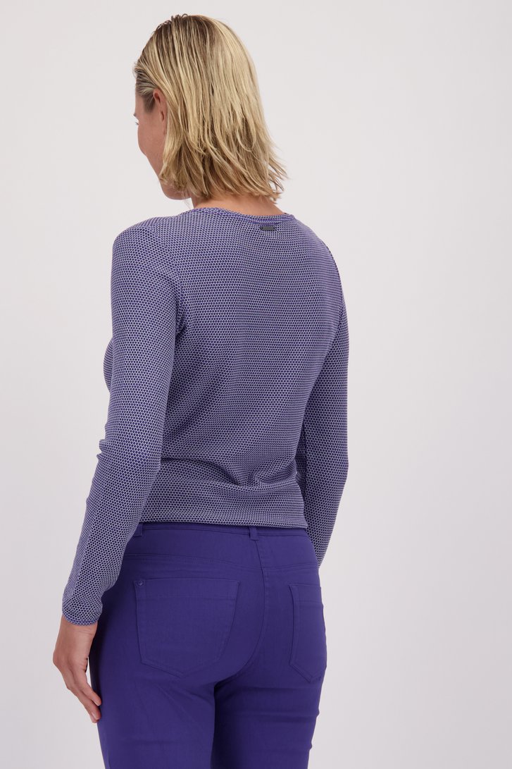 Achterkant van Blauw truitje met wit all-over cirkelmotief door Claude Arielle voor Dames