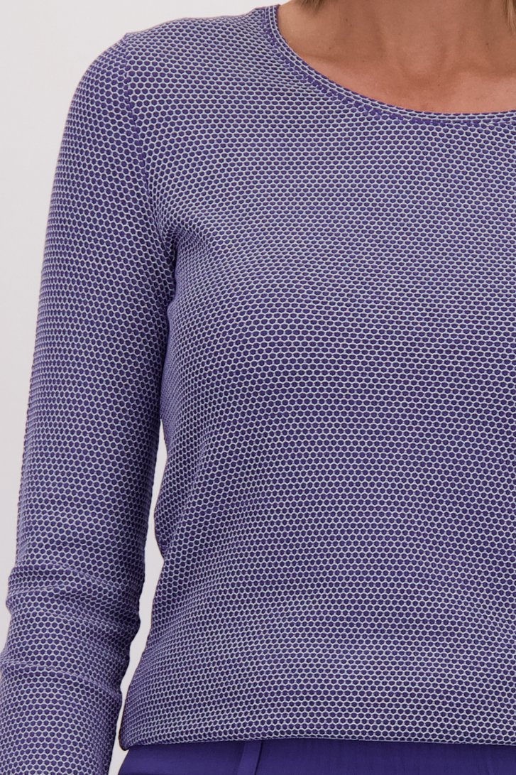 Detail van Blauw truitje met wit all-over cirkelmotief door Claude Arielle voor Dames