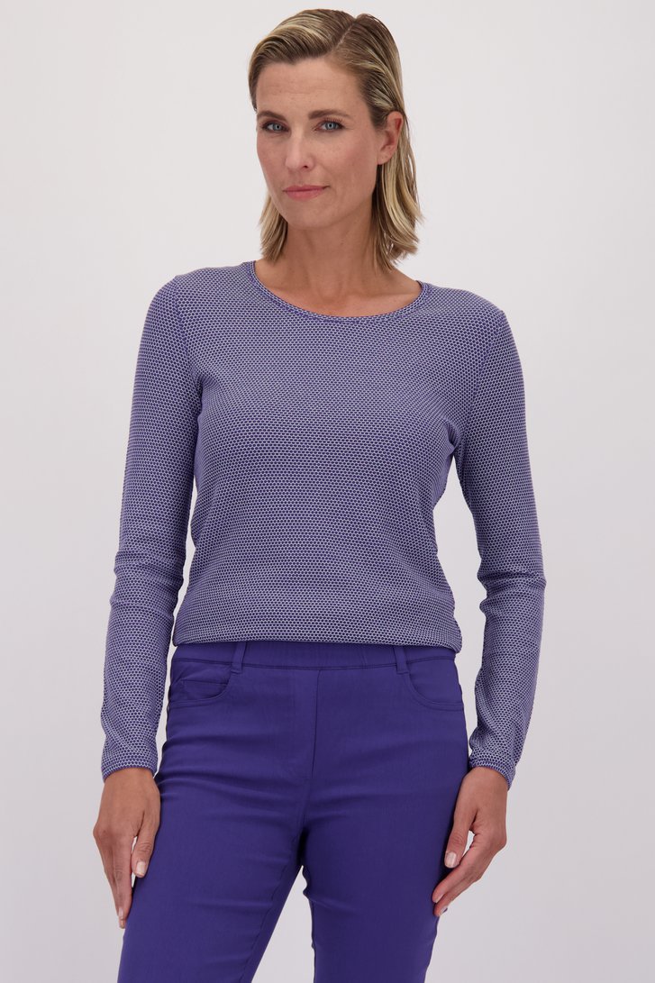 Voorkant van Blauw truitje met wit all-over cirkelmotief door Claude Arielle voor Dames