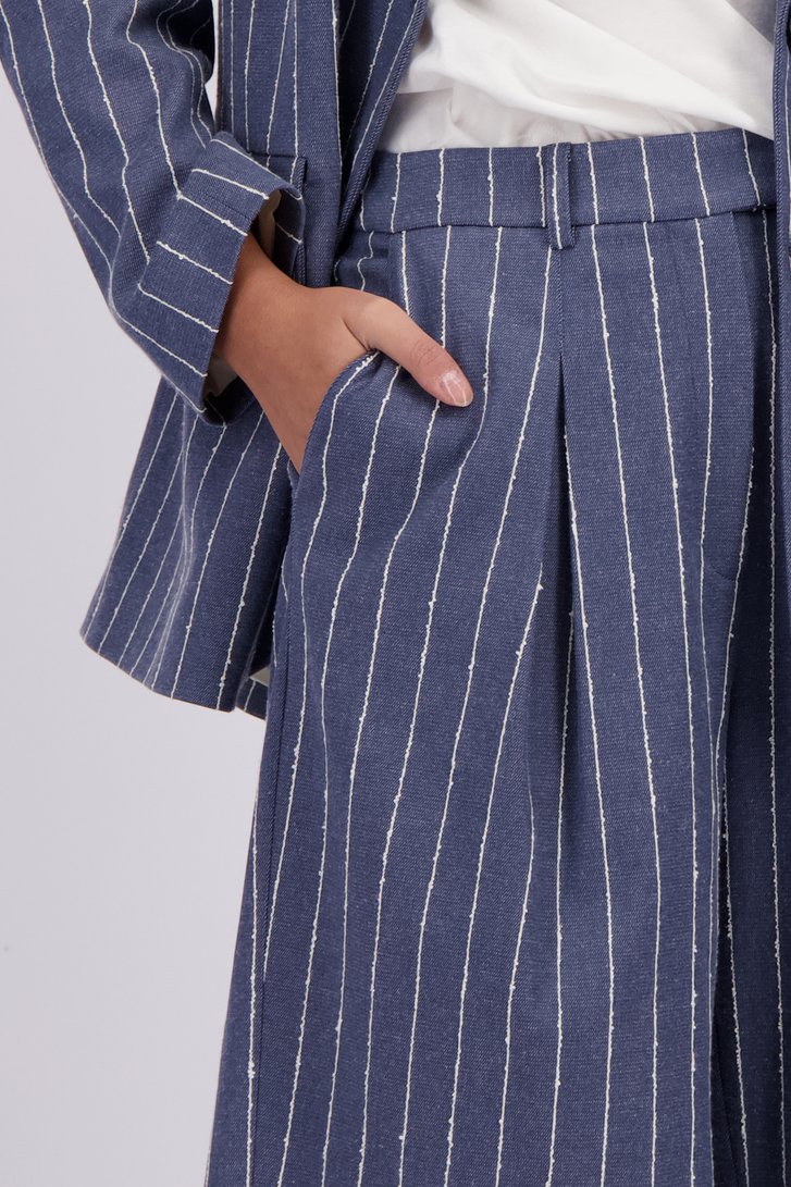 Detail van Blauw-wit gestreepte bermuda met denim look door Louise voor Dames
