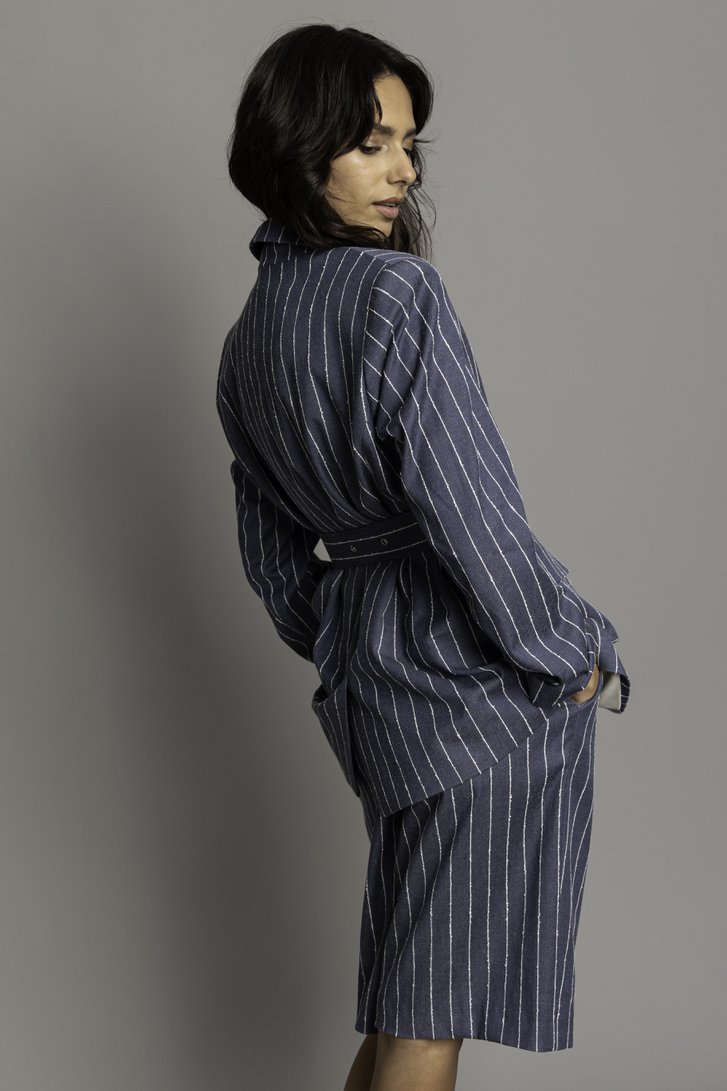 Achterkant van Blauw-wit gestreepte blazer met denim look door Louise voor Dames