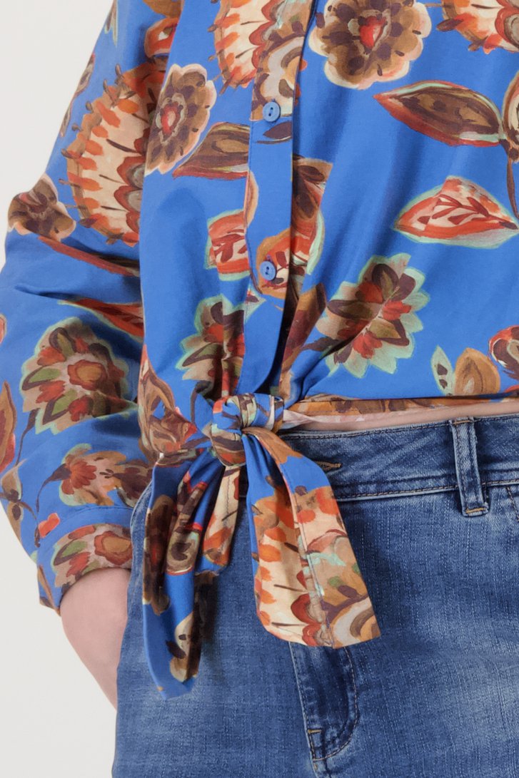 Blauwe blouse met bloemenprint en knoopdetail van Geisha voor Dames