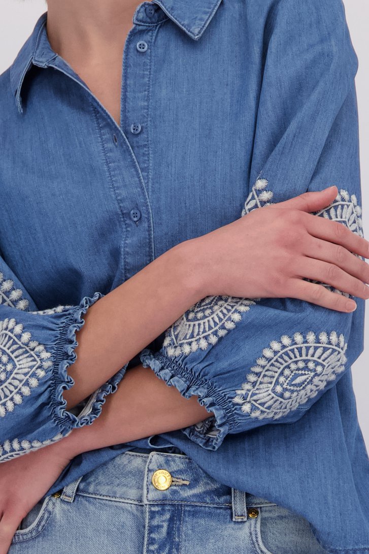Detail van Blauwe blouse met geborduurde details door More & More voor Dames