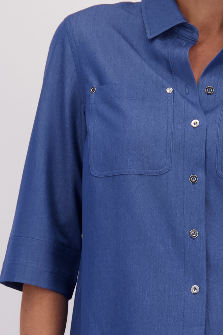 Detail van Blauwe blouse met jeanslook door Claude Arielle voor Dames