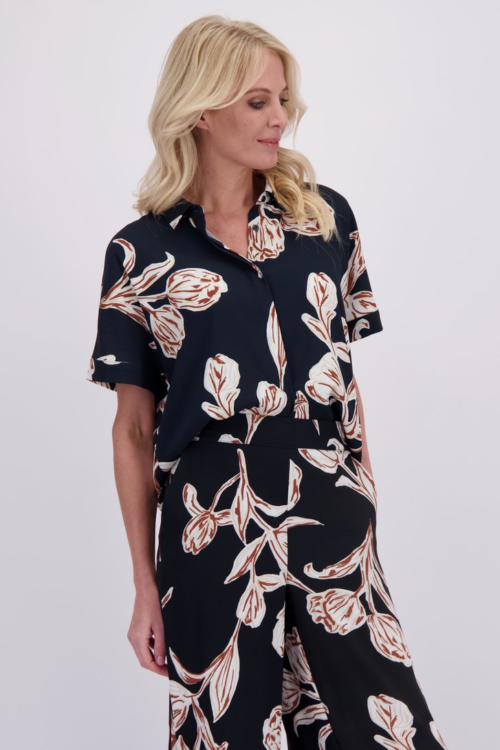 Voorkant van Blauwe blouse met print  door AC by Annelien Coorevits voor Dames