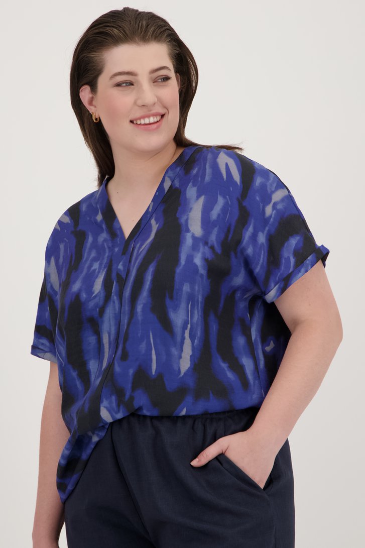 Voorkant van Blauwe blouse met print door ONLY Carmakoma voor Dames