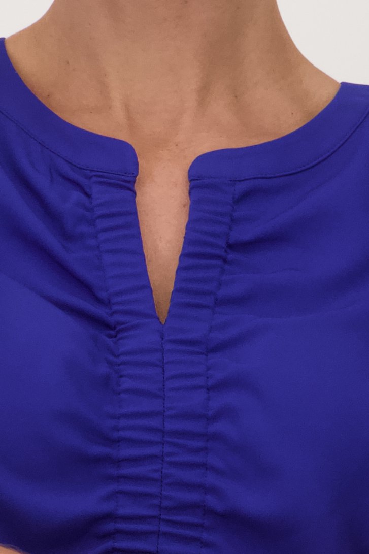 Detail van Blauwe blouse met V-hals door Claude Arielle voor Dames