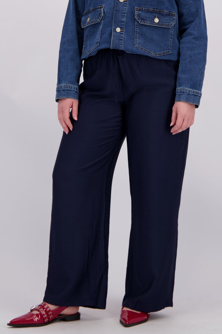 Detail van Blauwe broek met wijde pijpen en elastische taille door ONLY Carmakoma voor Dames