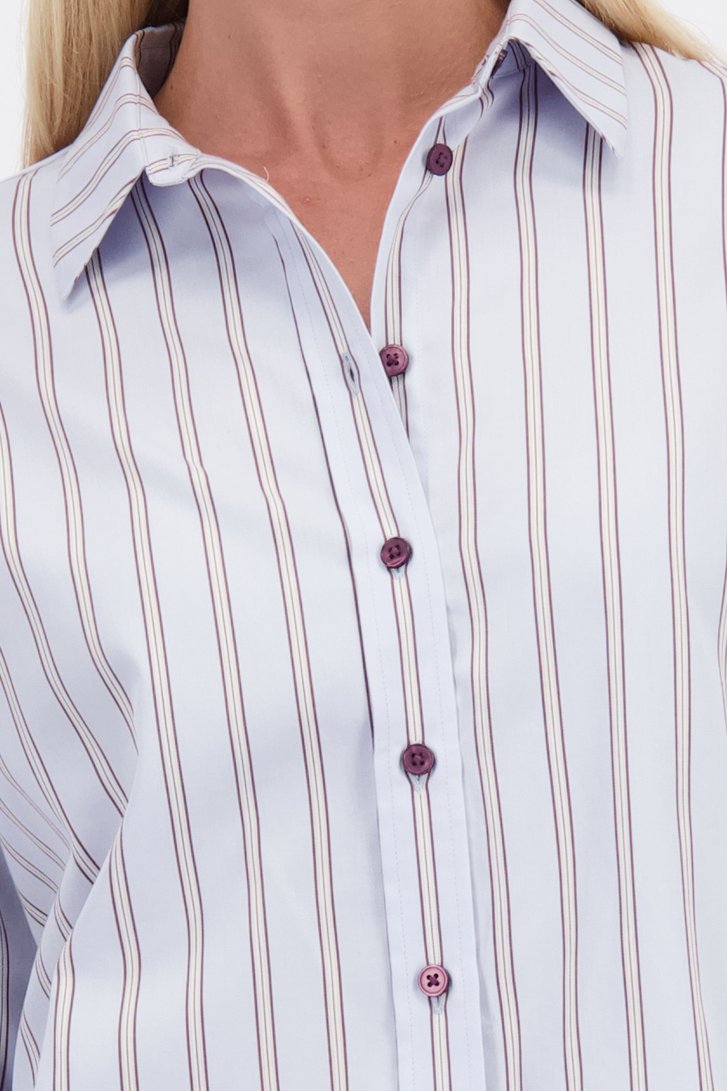 Detail van Blauwe gestreepte blouse met bordeaux en wit door D'Auvry voor Dames