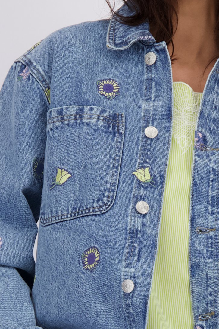 Detail van Blauwe jeansvest met geborduurde details door Pieces voor Dames
