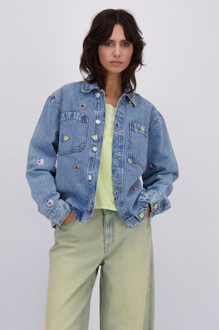 Voorkant van Blauwe jeansvest met geborduurde details door Pieces voor Dames