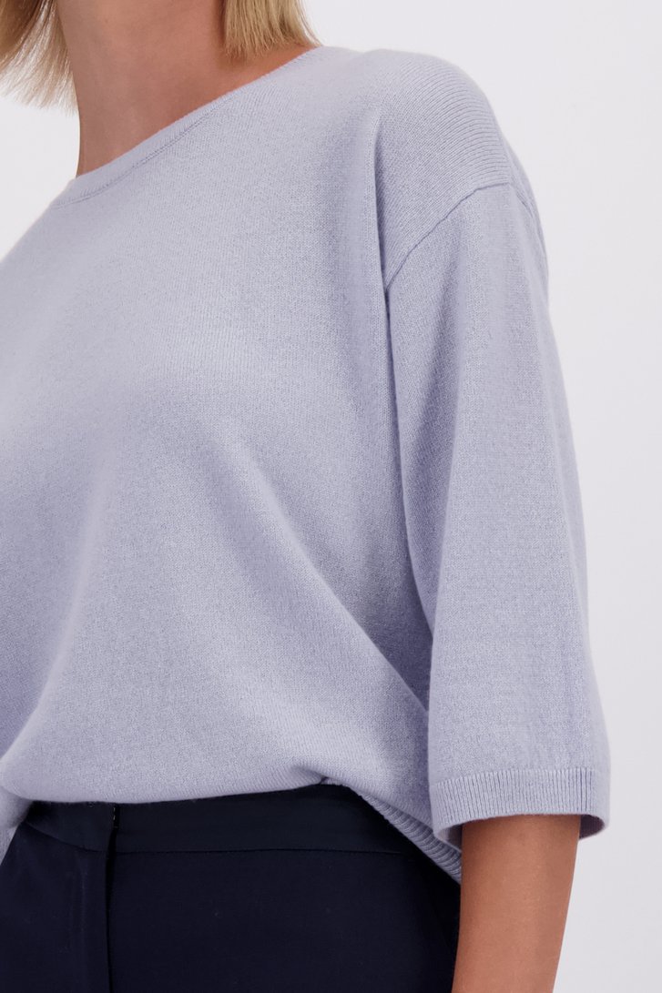 Detail van Blauwe kasjmier trui met korte mouwen door D'Auvry Studio voor Dames