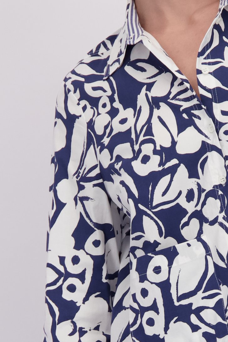 Detail van Blauwe katoenen blouse met bloemenprint door More & More voor Dames