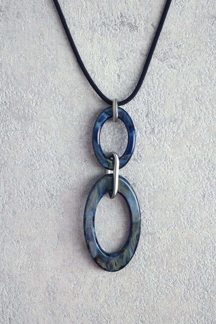 Detail van Blauwe ketting met blauwe ovale hangers door Liberty Island voor Dames