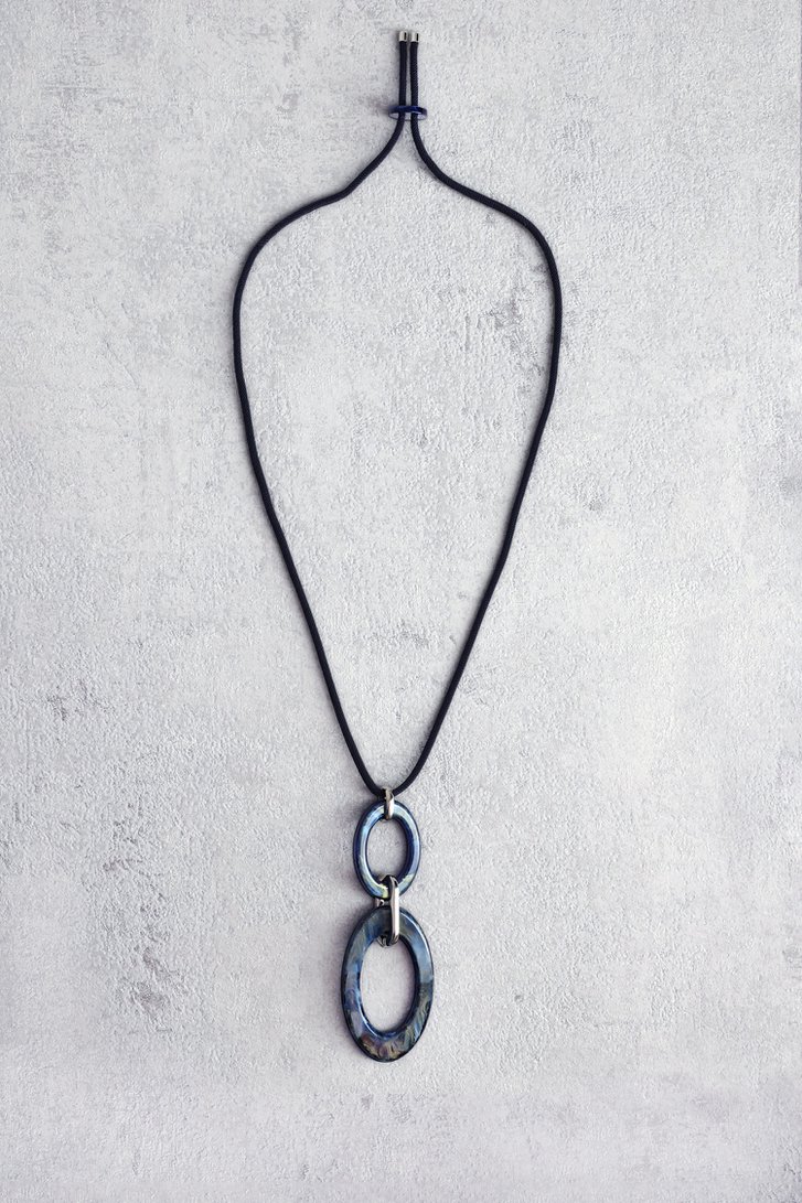 Voorkant van Blauwe ketting met blauwe ovale hangers door Liberty Island voor Dames