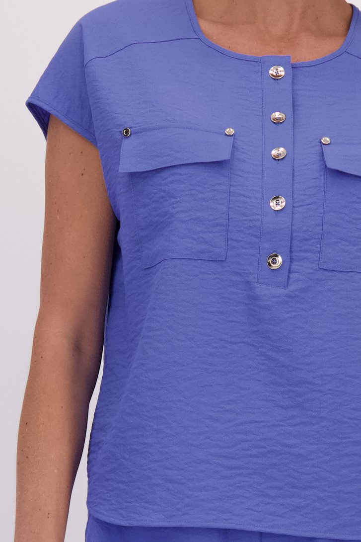 Detail van Blauwe mouwloze blouse door Claude Arielle voor Dames