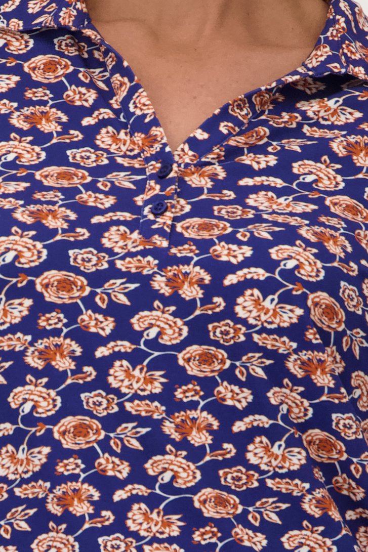 Blauwe polo met oranje bloemen van Claude Arielle voor Dames