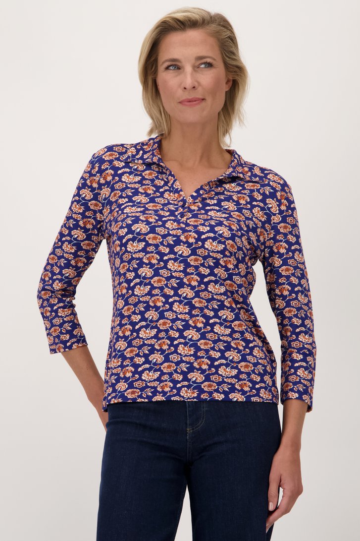 Blauwe polo met oranje bloemen van Claude Arielle voor Dames