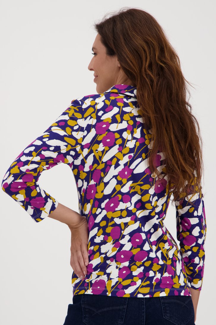Blauwe polo met paars-gele bloemenprint van Claude Arielle voor Dames