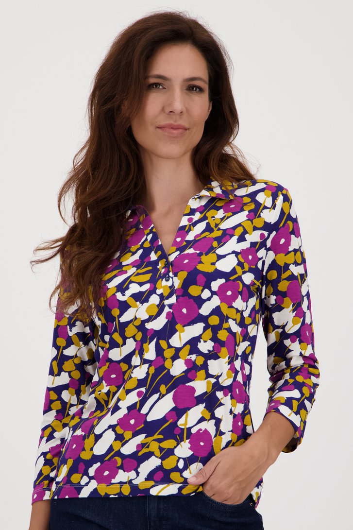 Blauwe polo met paars-gele bloemenprint van Claude Arielle voor Dames