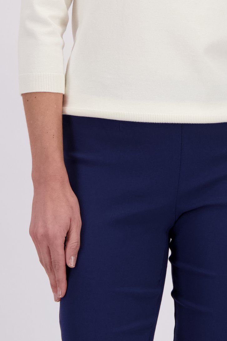 Detail van Blauwe slim fit broek door Claude Arielle voor Dames