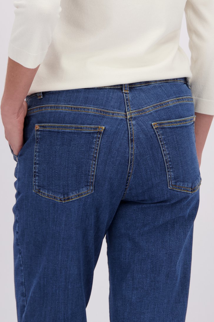 Detail van Blauwe straight fit jeans door Claude Arielle voor Dames