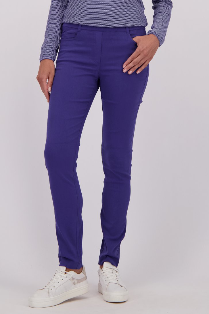 Detail van Blauwe stretchbroek met elastische taille door Claude Arielle voor Dames