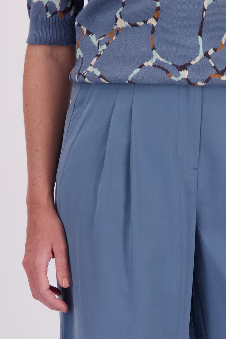 Detail van Blauwe wijde broek met bandplooien door Libelle voor Dames