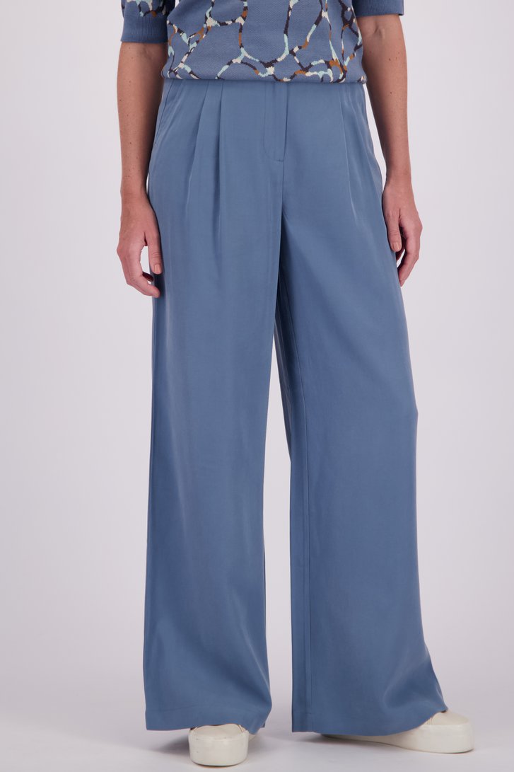Voorkant van Blauwe wijde broek met bandplooien door Libelle voor Dames