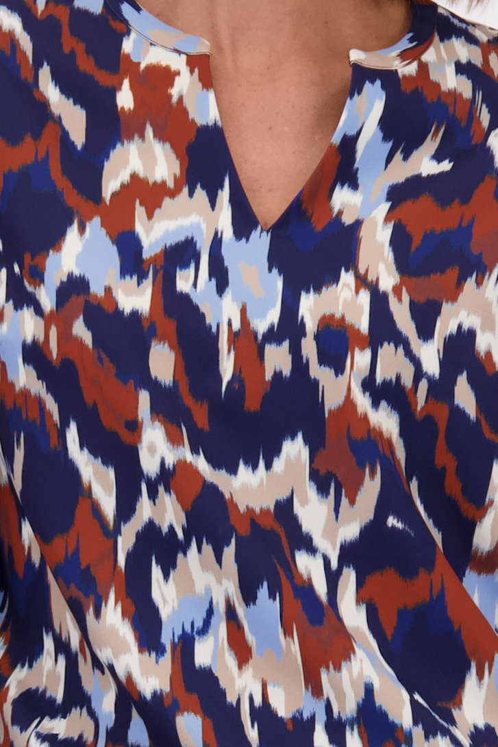 Détail de Blouse à imprimé bleu-marron de Claude Arielle pour Femmes