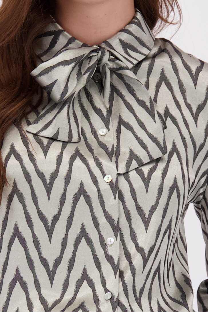 Détail de Blouse argentée à imprimé noir de Geisha pour Femmes