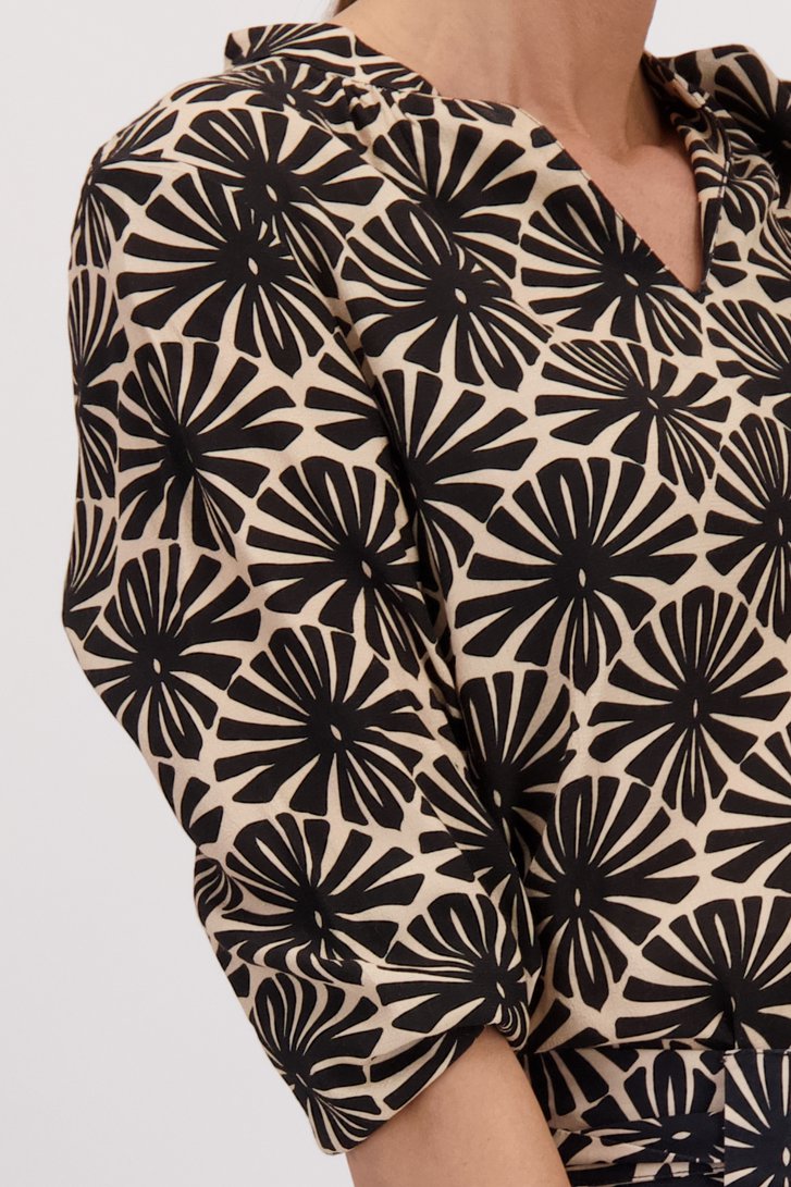 Blouse beige avec imprimé floral noir de More & More pour Femmes