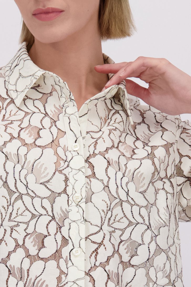 Détail de Blouse blanche à broderie. de D'Auvry pour Femmes