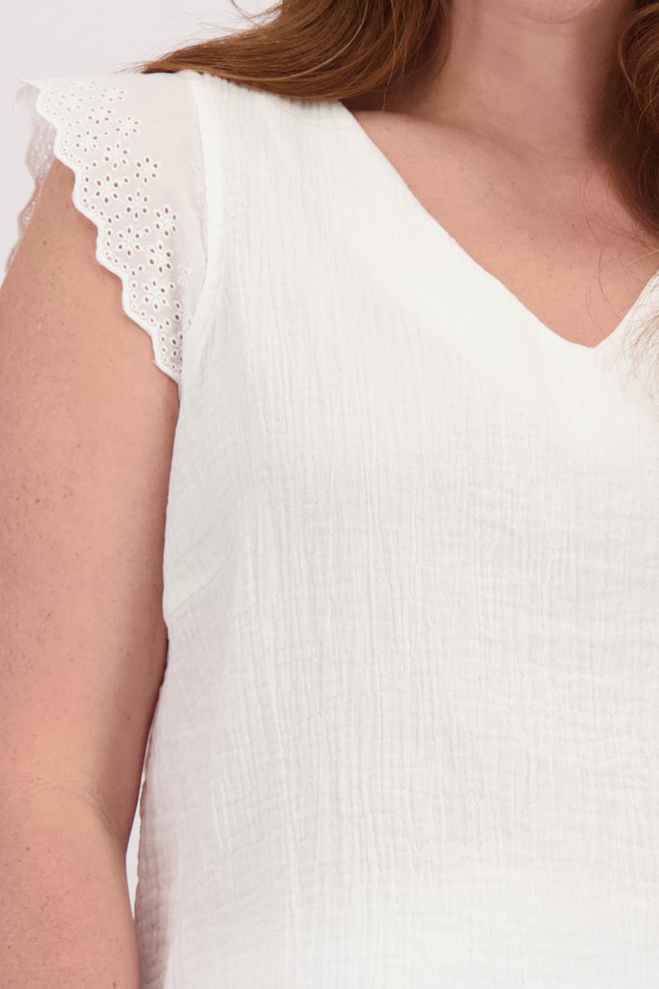 Détail de Blouse blanche sans manches avec un effet tetra de ONLY Carmakoma pour Femmes