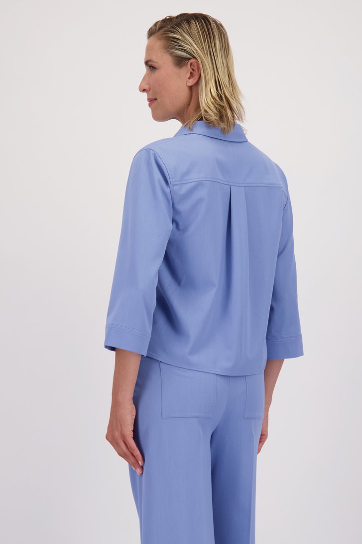 Le dos de Blouse bleu clair effet denim de Claude Arielle pour Femmes