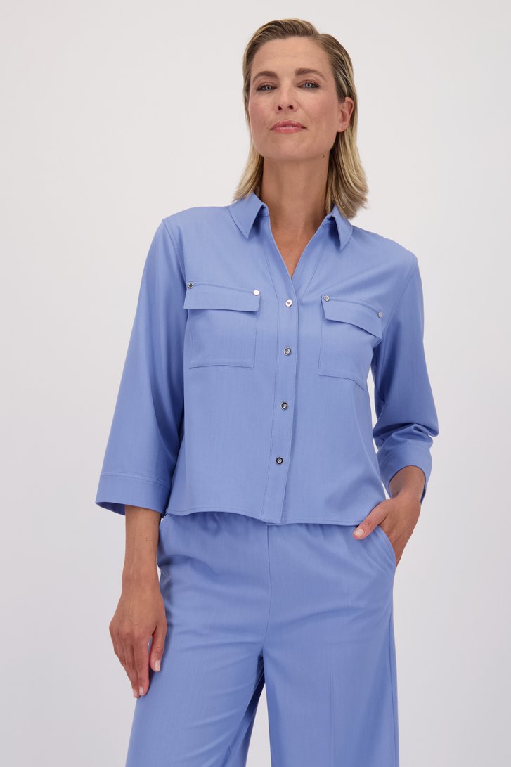 Le devant de Blouse bleu clair effet denim de Claude Arielle pour Femmes
